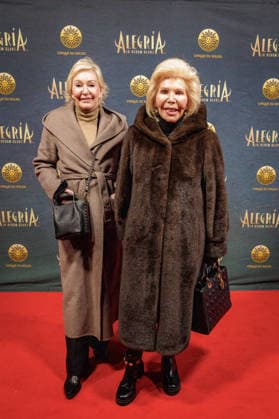 26 03 2026 Düsseldorf Cirque du Soleil Alegria Red Carpet on the evening of the Düsseldorf premiere Here Ute Henriette Ohoven r with escort Düsseldorf Gerresheim Glasmacherviertel North Rhine-Westphalia Germany