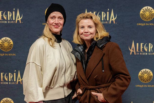 26 03 2026 Düsseldorf Cirque du Soleil Alegria Red Carpet on the evening of the Düsseldorf premiere Here l r Anna Schudt and Annette Frier Düsseldorf Gerresheim Glasmacherviertel North Rhine-Westphalia Germany