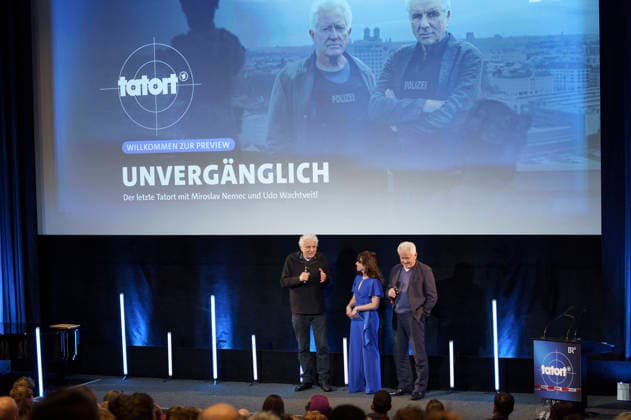 Udo Wachtveitl and Miroslav Nemec with presenter at the premiere of the ARD TV movie Tatort Unvergänglich , the last case of Ivo Batic and Franz Leitmayr, in the Audimax of the University of Television and Film Munich, 26 03 2026 Foto:xN.xKolinzx xFuturexImagex tatort_6366