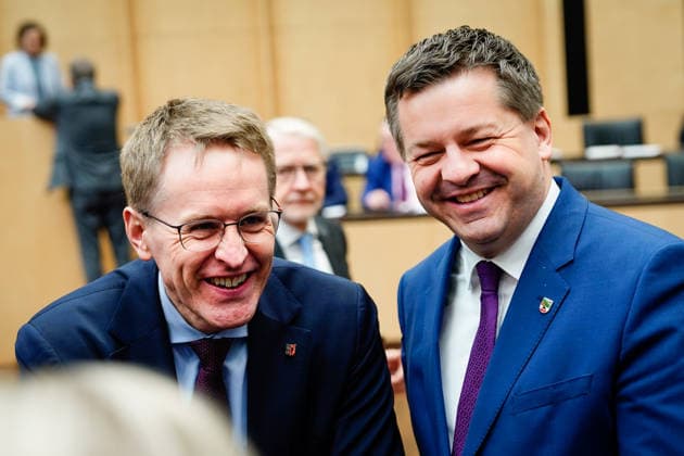 Bundesrat, 1063. Plenarsitzung Daniel Guenther (CDU) Ministerpraesident von Schleswig-Holstein gemeinsam mit Sven Schulze (CDU) Ministerpraesident von Sachsen-Anhalt gut gelaunt im Plenarsaal im Vorfeld der 1063.. Bundesratssitzung, Berlin, 27.03.2026 Berlin Berlin Deutschland *** Bundesrat, 1063 plenary session Daniel Guenther CDU Ministerpraesident of Schleswig Holstein together with Sven Schulze CDU Ministerpraesident of Saxony Anhalt in a good mood in the plenary hall in the run-up to the 1063 Bundesrat session, Berlin, 27 03 2026 Berlin Berlin Germany