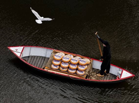 ALKMAAR - Cheese is transported by boat during the opening of the first cheese market of the season at the Waagplein. REMKO DE WAAL ANP netherlands out - belgium out  Copyright: xx x554474568x originalFilename: 554474568.jpg
