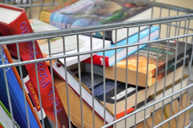 gebrauchte Bücher, Second-hand Bücher, zahlreiche Bücher unterschiedlichster Themen in einem Einkaufswagen, Buchkauf, Symbolbild, Bildung, Unterhaltung, Druckmedien *** Used Books, Second Hand Books, Numerous Books most different Topics in a Shopping cart, Book purchase, Symbolic image, Education, Entertainment, Print media 1131608712