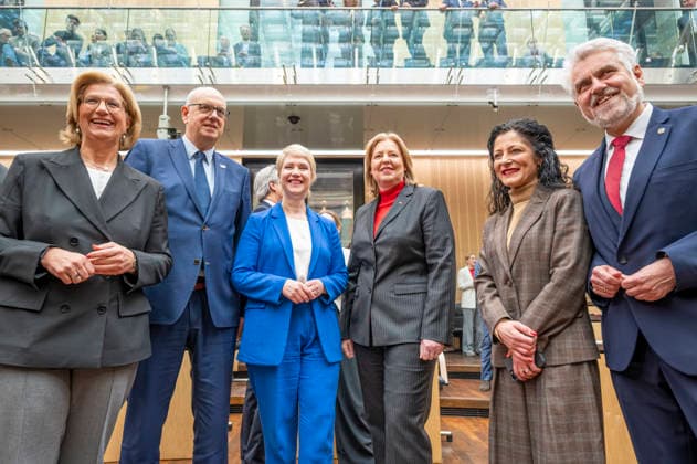 Anke Rehlinder + Andreas Bovenschulte + Manuela Schwesig +Bärbel Bas + Cansel Kiziltepe + Armin Willingmann EUR, Deutschland, Berlin, 27.03.2026: (l-n ) Anke Rehlinder (SPD), Andreas Bovenschulte (SPD), Manuela Schwesig (SPD), Bärbel Bas (SPD), Cansel Kiziltepe (SPD) und Armin Willingmann (SPD. Der Bundesrat berät über sechzehn vom Bundestag beschlossene Gesetze, darunter das Tariftreuegesetz, Krankenhausreform, Asylrecht, Änderungen im Bundesjagdgesetz und die Grundsicherung. Sechs eigene Gesetzentwürfe, zwölf Entschließungsvorschläge und vier Regierungsvorlagen stehen ebenfalls auf der Tagesordnung. Zudem werden zahlreiche EU-Vorhaben, insbesondere zum Thema Künstliche Intelligenz, diskutiert. *** Anke Rehlinder Andreas Bo
