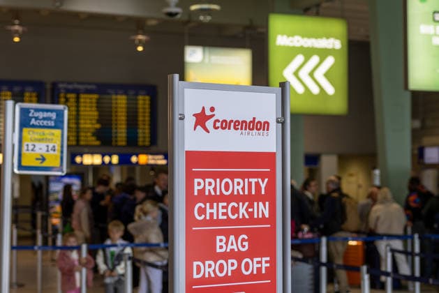 Pressekonferenz zur Stationierung eines zweiten Corendon-Flugzeugs am Albrecht Dürer Airport, Nürnberg, 27.03.2026 Ein Schild von Corendon Airlines weist im Terminal des Flughafens Nürnberg auf den Priority Check-in und die Gepäckaufgabe hin. Im Hintergrund sind wartende Reisende sowie Anzeigetafeln im Abflugbereich zu sehen. Nürnberg Bayern Deutschland *** Press conference on the stationing of a second Corendon aircraft at Albrecht Dürer Airport, Nuremberg, 27 03 2026 A Corendon Airlines sign in the terminal at Nuremberg Airport indicates priority check-in and baggage drop-off In the background are waiting travelers and display boards in the departure area Nuremberg Bavaria Germany 20260327-286A1931-M4000