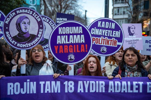 News Bilder des Tages March 27, 2026, Istanbul, Istanbul, Turkey: Members of the Justice Commissions for Rojin Kabais hold a press statement marking the 18th month since the suspicious death of Rojin Kabais, demanding an effective investigation and accountability. The group criticizes the lack of transparency, restricted access to the case file, delayed forensic processes, and alleged concealment of evidence. Protesters call for the immediate disclosure of DNA findings, the unlocking of KabaisÃ¢â‚¬â ¢s mobile phone sent abroad for examination, and the prosecution of officials responsible for negligence. The statement emphasizes systemic impunity in cases of violence against women in Turkey and calls for justice, transparency, and protection of women s right to l  - ZUMAt171 20260327_zip_t171_006 Copyright: xAbdullahxTepelix