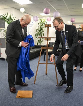 . 27 03 2026. Oxford, United Kingdom. King Charles III unveils a plaque and it accidentally falls to the floor during a visit to Oxford PV, a globally-recognised pioneer of solar technology in Oxford, United Kingdom.  xPoolx xi-Imagesx IIM-26667-0002