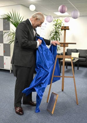 . 27 03 2026. Oxford, United Kingdom. King Charles III unveils a plaque and it accidentally falls to the floor during a visit to Oxford PV, a globally-recognised pioneer of solar technology in Oxford, United Kingdom.  xPoolx xi-Imagesx IIM-26667-0004