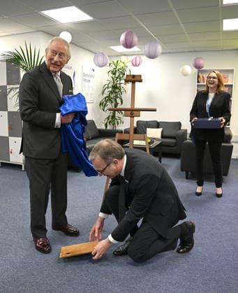 . 27 03 2026. Oxford, United Kingdom. King Charles III unveils a plaque and it accidentally falls to the floor during a visit to Oxford PV, a globally-recognised pioneer of solar technology in Oxford, United Kingdom.  xPoolx xi-Imagesx IIM-26667-0006