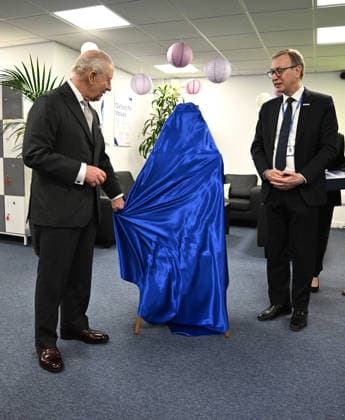 . 27 03 2026. Oxford, United Kingdom. King Charles III unveils a plaque and it accidentally falls to the floor during a visit to Oxford PV, a globally-recognised pioneer of solar technology in Oxford, United Kingdom.  xPoolx xi-Imagesx IIM-26667-0009