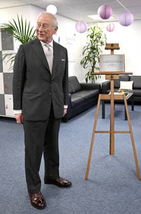 . 27 03 2026. Oxford, United Kingdom. King Charles III unveils a plaque and it accidentally falls to the floor during a visit to Oxford PV, a globally-recognised pioneer of solar technology in Oxford, United Kingdom.  xPoolx xi-Imagesx IIM-26667-0011