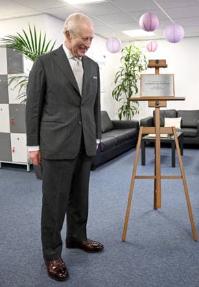 . 27 03 2026. Oxford, United Kingdom. King Charles III unveils a plaque and it accidentally falls to the floor during a visit to Oxford PV, a globally-recognised pioneer of solar technology in Oxford, United Kingdom.  xPoolx xi-Imagesx IIM-26667-0012