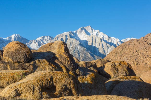 Creative Highlights World Männer überblicken ungewöhnliche Steinformationen in den Hügeln von Alabama bei Sonnenaufgang, Kalifornien, USA Men overview unusual stone formations in Alabama hills at sunrise, California, USA (License=RF) Copyright: xZoonar.com GalynaxAndrushkox 24828903