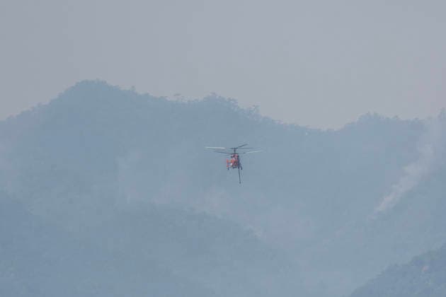 Helicopters Battle Wildfires in Chiang Mai, Thailand - 27 Mar 2026 A KA-32 helicopter from the Department of Disaster Prevention and Mitigation conducts aerial firefighting operations over mountainous forest areas in Chiang Mai, northern Thailand, carrying a water bucket while flying through smoke-filled valleys as authorities battle ongoing wildfires and severe PM2.5 air pollution. Chiang Mai Thailand Copyright: xPongmanatxTasirix xSOPAxImagesx PTASIRI270326R6II6303