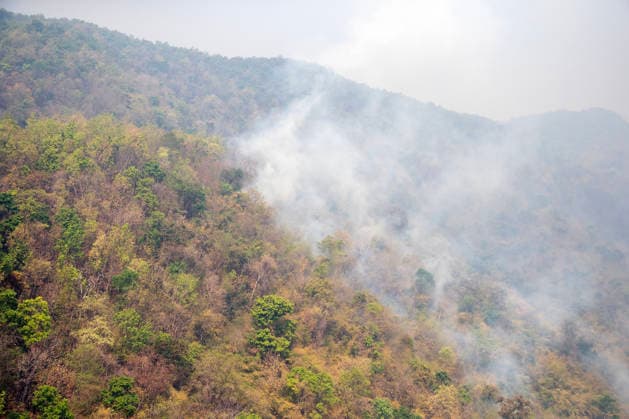 March 27, 2026, Chiang Mai, Thailand: Smoke rises from a wildfire burning through mountainous forest areas in Chiang Mai, northern Thailand, as authorities work to contain the spread of flames. The ongoing fires contribute to worsening air quality and elevated PM2.5 levels across the region. Chiang Mai Thailand  - ZUMAs197 20260327_aaa_s197_347 Copyright: xPongmanatxTasirix