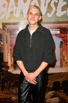 Joshua Seelenbinder at the special screening Banausen Comedy Theater Chaos at Deutsches Theater Berlin, 27 03 2026 Foto:xM.xBehrensx xFuturexImagex banausen_6307