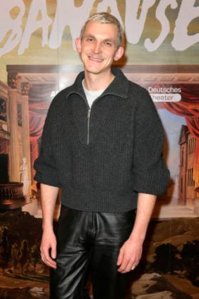 Joshua Seelenbinder at the special screening Banausen Comedy Theater Chaos at Deutsches Theater Berlin, 27 03 2026 Foto:xM.xBehrensx xFuturexImagex banausen_6308