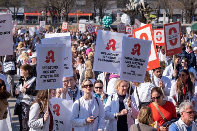 Unter dem Motto Uns gibt s nicht zum Niulltarif protestieren in Berliner mehrere tausend Apotheker. Die Apotheken fordern höhere Honorare und befürchten ein unzureichenden Medikamentenversorgung, wenn die derzeitige Schließungswelle weiter anhält. Under the slogan We won t work for free, several thousand pharmacists are protesting in Berlin. The pharmacies are demanding higher fees and fear that the supply of medications will be insufficient if the current wave of closures continues. Apotheken-Protest in Berlin und Brandenburg *** Under the slogan We wont work for free, several thousand pharmacists are protesting in Berlin The pharmacies are demanding higher fees and fear that the supply of medications will be insufficient if the curr sp2026032121692.jpg