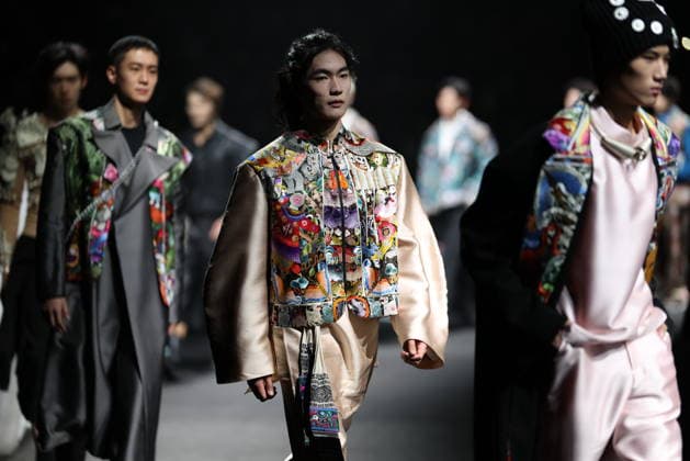 BEIJING, CHINA - MARCH 27: Models walk the runway at the Gu axin collection by designer Yang Chunlin on day 8 of China Fashion Week 2026 (Spring) at 798Â·751 PARK on March 27, 2026 in Beijing, China.  Copyright: xChinaxNewsxServicex 111631060539