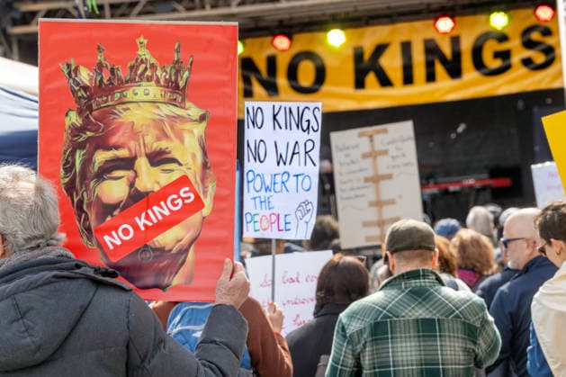 No Kings-Demo in München, Teil der weltweiten Protestwelle gegen Präsident Trump und seine autoritäre Politik, Odeonsplatz, 28. März 2026 Deutschland, 28. März 2026, No Kings Demo am Odeonsplatz, ca. 300 Teilnehmer, Protestplakate, Trump mit Krone, Teil der USA- und weltweiten Proteste gegen Trump, die No-Kings-Bewegung wendet sich gegen die Politik von US-Präsident Donald Trump, gegen autoritäre Politik und Machtmißbrauch, Gefährdung der Demokratie, Personenkult in den USA, Samstagmittag, Bayern *** No Kings Demo in Munich, part of the worldwide wave of protests against President Trump and his authoritarian policies, Odeonsplatz, March 28, 2026 Germany, March 28, 2026, No Kings Demo at Odeonsplatz, about 300 participants, protest