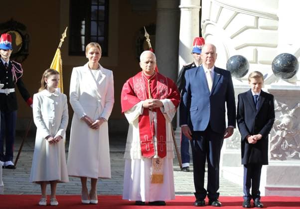 Pope Leon XIV a Monaco PHOTOPQR NICE MATIN Cyril Dodergny Monaco 28 03 2026 Monaco le 28 03 2026 Voyage Apostolique de sa Saintete Le Pape Leon XIV en Principaute de Monaco Cours dhonneur du palais Princier Accueil de sa Saintete Le Pape Leon XIV par S A S Le Prince Albert II, La Princesse Charlene, La Princesse Gabriella, Le Prince Hereditaire Jacques et toute le famille Princiere This Saturday, March 28, Monaco welcomes Pope Leo XIV on an apostolic visit This is the first papal visit of the modern era Monaco France  Copyright: xPHOTOPQR NICExMATIN MAXPPPxCyrilxDodergnyx 20260328NIM5909 20260328NIM5909