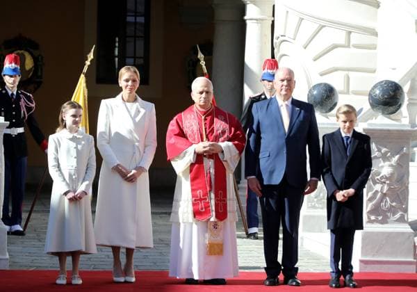 Pope Leon XIV a Monaco PHOTOPQR NICE MATIN Cyril Dodergny Monaco 28 03 2026 Monaco le 28 03 2026 Voyage Apostolique de sa Saintete Le Pape Leon XIV en Principaute de Monaco Cours dhonneur du palais Princier Accueil de sa Saintete Le Pape Leon XIV par S A S Le Prince Albert II, La Princesse Charlene, La Princesse Gabriella, Le Prince Hereditaire Jacques et toute le famille Princiere This Saturday, March 28, Monaco welcomes Pope Leo XIV on an apostolic visit This is the first papal visit of the modern era Monaco France  Copyright: xPHOTOPQR NICExMATIN MAXPPPxCyrilxDodergnyx 20260328NIM5913 20260328NIM5913