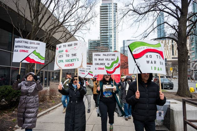 No Tyrants rally in Toronto, Canada - 28 Mar 2026 Protesters and attendees march together northbound on University Avenue in Toronto for the ‘No Tyrants’ rally held in Toronto. Hundreds of demonstrators gathered in Toronto on Saturday for the No Tyrants rally, the name used in countries with constitutional monarchies for the broader No Kings movement opposing U.S. President Donald Trump. Organized in part by Democrats Abroad, the event drew a large crowd that included many self-identified American citizens living in Canada. Marchers sang and carried signs as they walked through downtown Toronto streets near the U.S. Consulate. The Toronto action was part of a global day of protest, with more than 3,100 events organized across all 50 Copyright: xStaceyxNewmanx xSOPAxImagesx StaceyNewman-8519