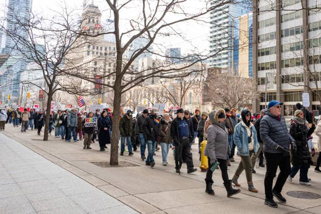 No Tyrants rally in Toronto, Canada - 28 Mar 2026 Protesters and attendees march together northbound on University Avenue in Toronto for the ‘No Tyrants’ rally held in Toronto. Hundreds of demonstrators gathered in Toronto on Saturday for the No Tyrants rally, the name used in countries with constitutional monarchies for the broader No Kings movement opposing U.S. President Donald Trump. Organized in part by Democrats Abroad, the event drew a large crowd that included many self-identified American citizens living in Canada. Marchers sang and carried signs as they walked through downtown Toronto streets near the U.S. Consulate. The Toronto action was part of a global day of protest, with more than 3,100 events organized across all 50 Copyright: xStaceyxNewmanx xSOPAxImagesx StaceyNewman-8478