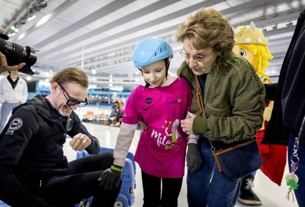 HEERENVEEN - Prince Bernhard, Mila, and Princess Margriet on the Thialf ice rink during the kickoff of the tenth edition of De Hollandse 100. The duathlon is held annually to raise money for scientific research into the nature and treatment of lymphoma. KOEN VAN WEEL ANP netherlands out - belgium out  Copyright: xx x554650691x originalFilename: 554650691.jpg