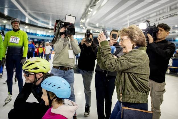 HEERENVEEN - Prince Bernhard, Mila, and Princess Margriet on the Thialf ice rink during the kickoff of the tenth edition of De Hollandse 100. The duathlon is held annually to raise money for scientific research into the nature and treatment of lymphoma. KOEN VAN WEEL ANP netherlands out - belgium out  Copyright: xx x554655247x originalFilename: 554655247.jpg