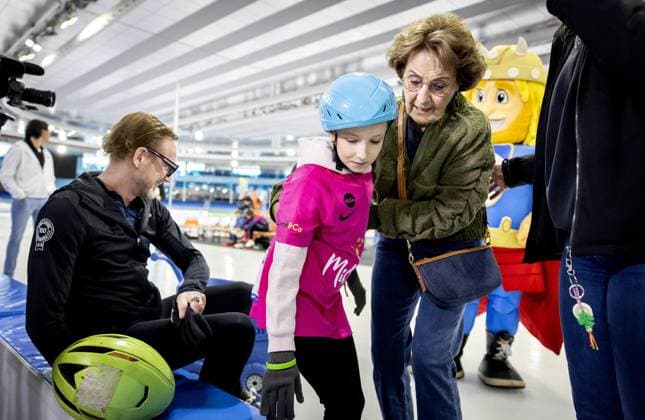HEERENVEEN - Prince Bernhard, Mila, and Princess Margriet on the Thialf ice rink during the kickoff of the tenth edition of De Hollandse 100. The duathlon is held annually to raise money for scientific research into the nature and treatment of lymphoma. KOEN VAN WEEL ANP netherlands out - belgium out  Copyright: xx x554655280x originalFilename: 554655280.jpg