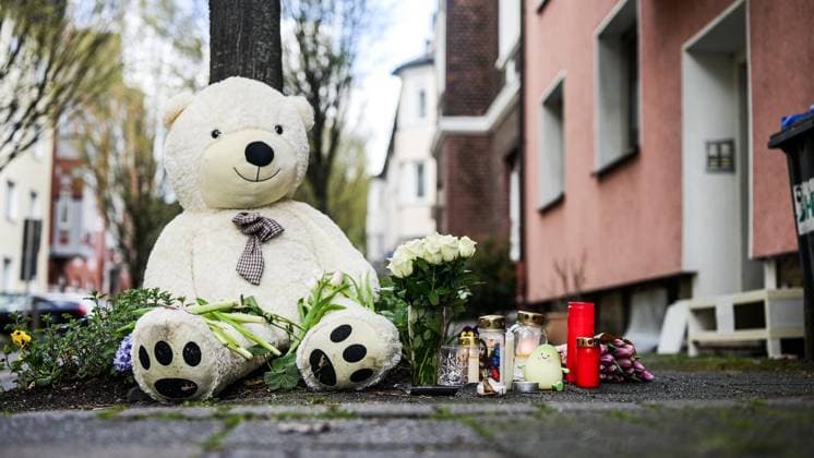 Trauer in Witten ** NUR FÜR REDAKTIONELLE ZWECKE ** EDITORIAL USE ONLY **<p>Blumen, Kerzen und ein Teddybär wurden niedergelegt vor dem Wohnhaus in der Lessingstraße in Witten am Sonntag, 29. März 2026. Am Tag zuvor tötete ein Familienvater seinen 13jährigen Sohn mit einem Messer und verletzte die 9jährige Tochter sowie seine Frau schwer.. Witten Copyright: SvenjaxHanusch *** Mourning in Witten FOR EDITORIAL PURPOSES ONLY EDITORIAL USE ONLY p Flowers, candles and a teddy bear were laid down in front of the house in Lessingstraße in Witten on Sunday, March 29, 2026 The day before, a family father killed his 13-year-old son with a knife and seriously injured his 9-year-old daughter and his wife Witten Copyright SvenjaxHanusch Copyright: SvenjaxHanusch doc856o8astxo3eewb1hdg ,EDITORIAL USE ONLY