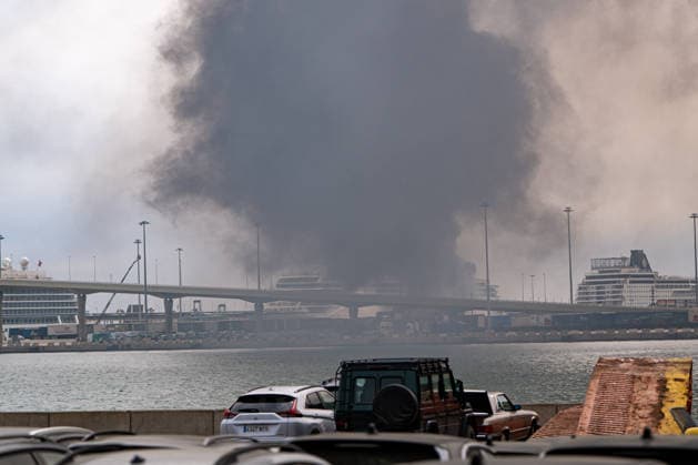 Fire in the Port of Barcelona Smoke caused by a fire in the Port, March 29, 2026, in Barcelona, Catalonia Spain A fire in the port area of Barcelona this Sunday at noon has burned a vehicle and several containers of non-hazardous goods and has affected some port tractors of the terminal The Bombers de Barcelona have received notice of fire at 13 17 hours and work in extinguishing it in the area of the Pont de Europa, in the Moll de Ponent, with 10 crews, three tanks, three fire engines with water, an ambulance, an autoescalera, two vehicles with support equipment and two command vehicles No people were affected and they are working to contain the flames 29 MARCH 2026 FIRE PORT SUCCESS Lorena Sopê Barcelona, Cataluna Barcelona, Cataluna Spa  Copyright: xLorenaxSopÃªnax 7405067