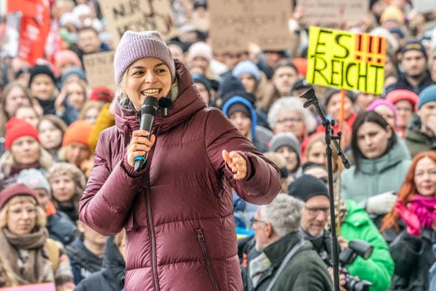 Rednerin Katharina Schulze, Fraktionsvorsitzende der GRÜNEN, Solidarität mit Collien Fernandes, Demo gegen sexualisierte Online-Gewalt, Königsplatz, München, 29. März 2026 Deutschland, 29. März 2026, Rednerin Katharina Schulze, Fraktionsvorsitzende der GRÜNEN, bei Demonstration Solidarität mit Collien Fernandes, Demo gegen sexualisierte Online-Gewalt, für die Strafbarkeit von Erstellung und Verbreitung sexualisierter Deepfakes und eine konsequente Plattformregulierung, Schild: Es reicht, Demonstration am Königsplatz, Sonntag ab 14 Uhr, Organisator: Grüne Jugend München, ca. 2000 Teilnehmer, die Schauspielerin Collien Fernandes hatte ihrem Ex-Mann Christian Ulmen virtuelle Vergewaltigung vorgeworfen, *** Speaker Katharina Schulze