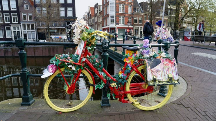 Kunst Malerei Architektur Tourismus 22.-26.03.2026 Amsterdam Niederlande Holland Prinsengracht Die Blumenfahrräder in Amsterdam sind eine bekannte Kunstinstallation und ein beliebtes Fotomotiv, oft entlang der Grachten zu finden. Initiiert von Warren Gregory, dem Flower Bike Man, wurden über 300 bunte, künstliche Blumenarrangements auf Fahrrädern in der Stadt verteilt, um Freude zu verbreiten und als Liebeserklärung an seine Frau. Foto Eberhard Thonfeld Amsterdam NED *** Art Painting Architecture Tourism 22 26 03 2026 Amsterdam Netherlands Holland Prin