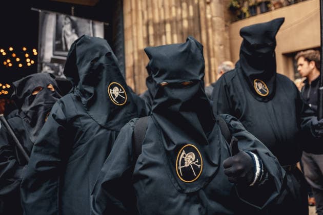 News Bilder des Tages #2 March 29, 2026: Hooded penitents from the Congregacion del Santisimo Cristo de la Buena Muerte brotherhood leave their church in Barcelona s Gothic Quarter for their Palm Sunday procession  - ZUMAo105 20260329_fap_o105_035 Copyright: xMatthiasxOesterlex