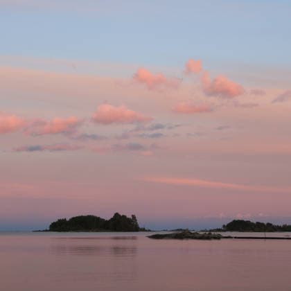 Rosa Wolken über dem Vänernsee bei Sonnenuntergang, Schweden. Pink clouds over Lake Vanern at sunset, Sweden. (License=RF) Copyright: xZoonar.com URSULAxPERRETENx 24845564