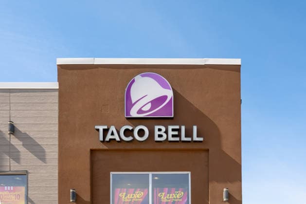 Calgary, Alberta, Kanada. 23. März 2026. Die Außenbeschilderung eines Taco Bell-Fastfood-Restaurants vor strahlend blauem Himmel. Calgary, Alberta, Canada. March 23, 2026. The exterior signage of a Taco Bell fast food restaurant against a clear blue sky. (License=RM) Copyright: xZoonar.com MarvinxSamuelxTOLENTINO-PINEDAx 24848911