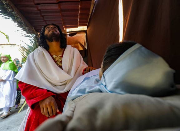 A person portraying Jesus during the Palm Sunday reenactment in the Tenorios neighborhood in the Iztapalapa borough, a tradition over 40 years old, which marks the beginning of the Holy Week liturgical celebrations. on March 29, 2026 in Mexico City, Mexico. Mexico City Mexico - ZUMAe321 20260329_zia_e321_016 Copyright: xIanxRoblesx