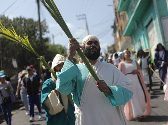 Faithful Catholics taking part during the Palm Sunday reenactment in the Tenorios neighborhood in the Iztapalapa borough, a tradition over 40 years old, which marks the beginning of the Holy Week liturgical celebrations. on March 29, 2026 in Mexico City, Mexico. Mexico City Mexico - ZUMAe321 20260329_zia_e321_023 Copyright: xIanxRoblesx