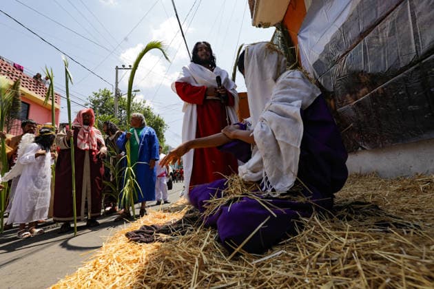A person portraying Jesus during the Palm Sunday reenactment in the Tenorios neighborhood in the Iztapalapa borough, a tradition over 40 years old, which marks the beginning of the Holy Week liturgical celebrations. on March 29, 2026 in Mexico City, Mexico. Mexico City Mexico  - ZUMAe321 20260329_zia_e321_035 Copyright: xIanxRoblesx