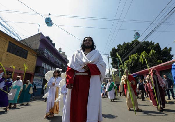 A person portraying Jesus during the Palm Sunday reenactment in the Tenorios neighborhood in the Iztapalapa borough, a tradition over 40 years old, which marks the beginning of the Holy Week liturgical celebrations. on March 29, 2026 in Mexico City, Mexico. Mexico City Mexico - ZUMAe321 20260329_zia_e321_024 Copyright: xIanxRoblesx