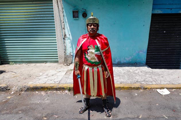 A person dressed as a Roman soldier taking part during the Palm Sunday reenactment in the Tenorios neighborhood in the Iztapalapa borough, a tradition over 40 years old, which marks the beginning of the Holy Week liturgical celebrations. on March 29, 2026 in Mexico City, Mexico. Mexico City Mexico  - ZUMAe321 20260329_zia_e321_037 Copyright: xIanxRoblesx