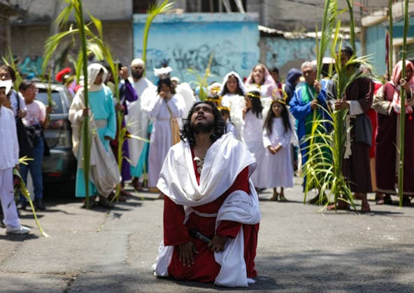 A person portraying Jesus during the Palm Sunday reenactment in the Tenorios neighborhood in the Iztapalapa borough, a tradition over 40 years old, which marks the beginning of the Holy Week liturgical celebrations. on March 29, 2026 in Mexico City, Mexico. Mexico City Mexico  - ZUMAe321 20260329_zia_e321_038 Copyright: xIanxRoblesx