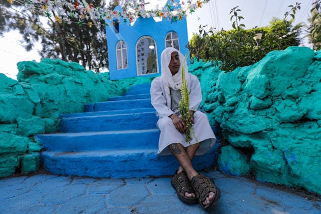A Faithful holds a palm during the Palm Sunday reenactment in the Tenorios neighborhood in the Iztapalapa borough, a tradition over 40 years old, which marks the beginning of the Holy Week liturgical celebrations. on March 29, 2026 in Mexico City, Mexico. Mexico City Mexico  - ZUMAe321 20260329_zia_e321_051 Copyright: xIanxRoblesx