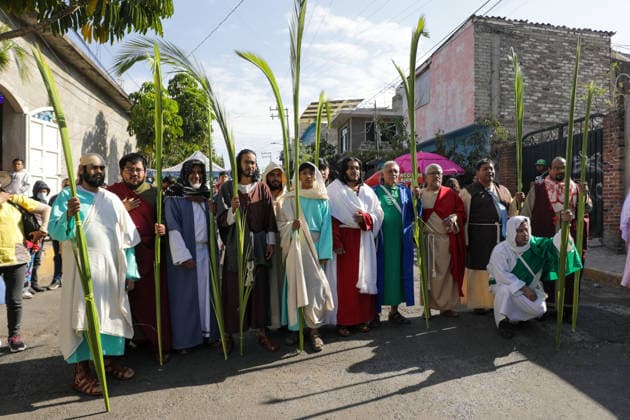Faithful Catholics taking part during the Palm Sunday reenactment in the Tenorios neighborhood in the Iztapalapa borough, a tradition over 40 years old, which marks the beginning of the Holy Week liturgical celebrations. on March 29, 2026 in Mexico City, Mexico. Mexico City Mexico - ZUMAe321 20260329_zia_e321_043 Copyright: xIanxRoblesx