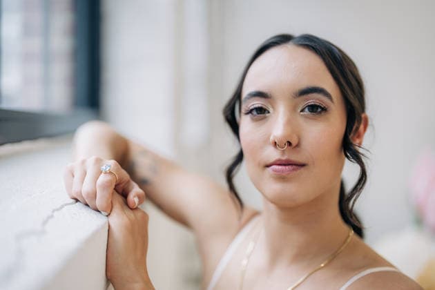 Woman posing wearing septum ring and diamond ring Amesbury, Massachusetts, United States CR_FKNH260328A2-1969887-01 ,model released, Symbolfoto