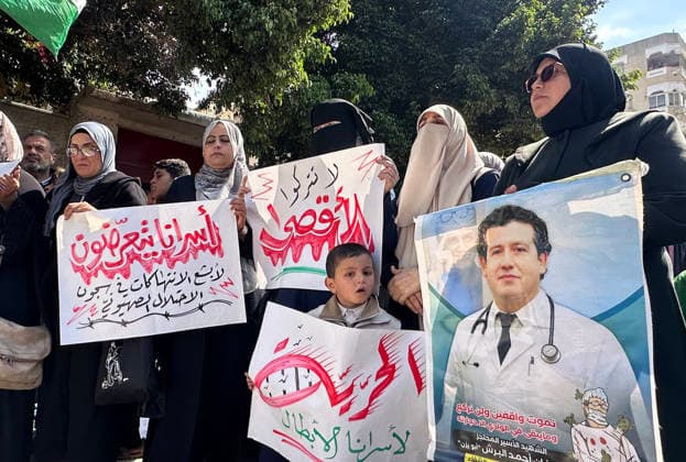 Palestinians participate in a vigil in front of the Red Cross headquarters in Gaza City in solidarity with Palestinian prisoners in Israeli jails and to commemorate Land Day Palestinians participate in a vigil in front of the Red Cross headquarters in Gaza City in solidarity with Palestinian prisoners in Israeli jails and to commemorate Land Day in Gaza City, March 30, 2026. Photo by Mekael Bhar apaimages Gaza city Gaza Strip Palestinian Territory 300326_Gaza_MB_01(2) Copyright: xapaimagesxMekaelxBharx xapaimagesx