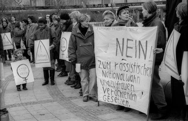Demo gegen Rassismus Deutschland, Berlin, 05.01.1993, Antirassismusdemo des Frauen Aktions Bündnis (Frauen aus der Türkei, USA, Iran, und BRD) am Breitscheidplatz, Frauenkette gegen Rassismus: für gleichberechtigtes internationales Zusammenleben - Motto: Stopp Rassismus - Achtung voreinander, Â *** Demo against racism Germany, Berlin, 05 01 1993, anti-racism demo of the Womens Action Alliance Women from Turkey, USA, Iran, and FRG at Breitscheidplatz, womens chain against racism for equal international coexistence motto Stop Racism Respect each other, Â
