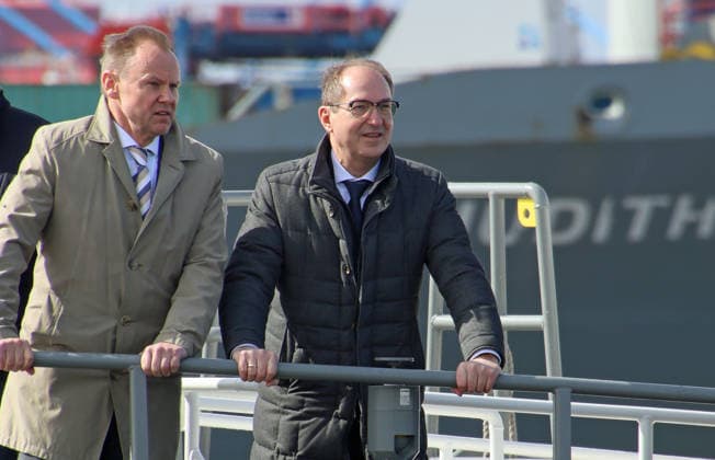 Hamburgs Innensenator Andy Grote (l.) hat zusammen mit Bundesinnenminister Alexander Dobrindt (r.), verschafften sich an Bord eines Bootes der Wasserschutzpolizei einen Eindruck von der Zusammenarbeit und den Fähigkeiten der Sicherheitsbehörden und der weiteren beteiligten Akteure zum Schutz des Hamburger Hafens. *** Hamburgs Senator of the Interior Andy Grote l , together with Federal Minister of the Interior Alexander Dobrindt r , gained an impression of the cooperation and capabilities of the security authorities and the other players involved in protecting the Port of Hamburg on board a water police boat