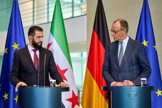 Syriens Übergangspräsident Ahmed al-Sharaa und Bundeskanzler Friedrich Merz bei einer Pressekonferenz im Bundeskanzleramt anlässlich seines Besuchs in Berlin. Syria s interim president, Ahmed al-Sharaa, and German Chancellor Friedrich Merz at a press conference at the Federal Chancellery during his visit to Berlin. snapshot-photography F.Boillot *** Syrias interim president Ahmed al Sharaa and German Chancellor Friedrich Merz at a press conference at the Federal Chancellery during his visit to Berlin Syria s interim president, Ahmed al Sharaa, and German Chancellor Friedrich Merz at a press conference at the Federal Chancellery during his visit to Berlin snapshot photography F Boillot